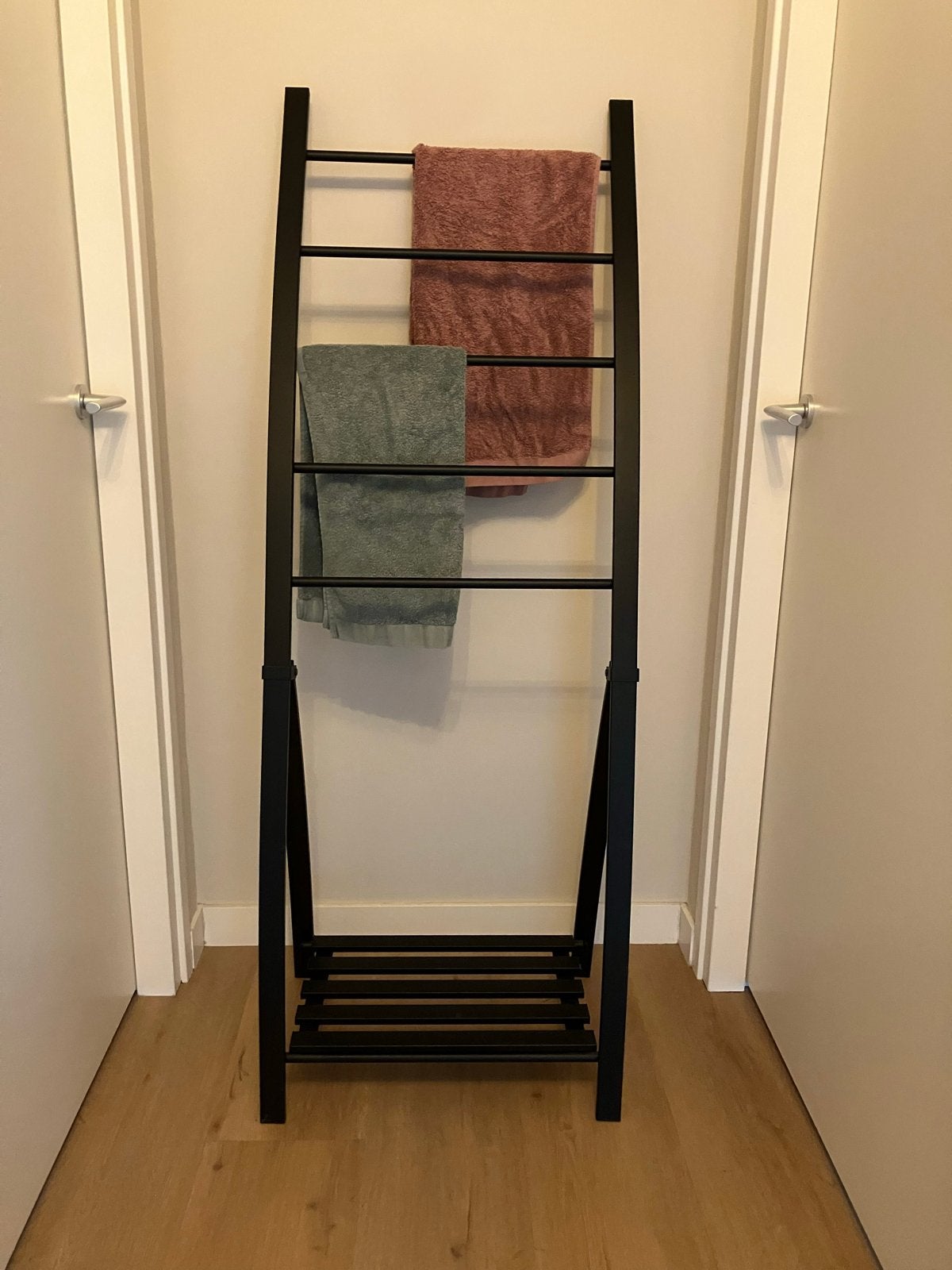 Zwart metalen handdoekenrek/decoratieve ladder, Ophalen, Zo goed als nieuw