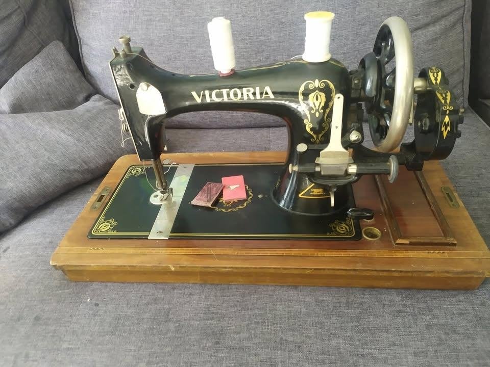 Antieke Victoria Naaimachine met Houten Koffer, Antiek en Kunst, Antiek | Naaimachines, Ophalen