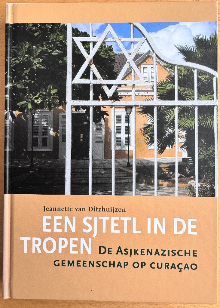 Boek met de titel "Een Sjtetl in de Tropen", Boeken, Ophalen of Verzenden, 20e eeuw of later, Zo goed als nieuw