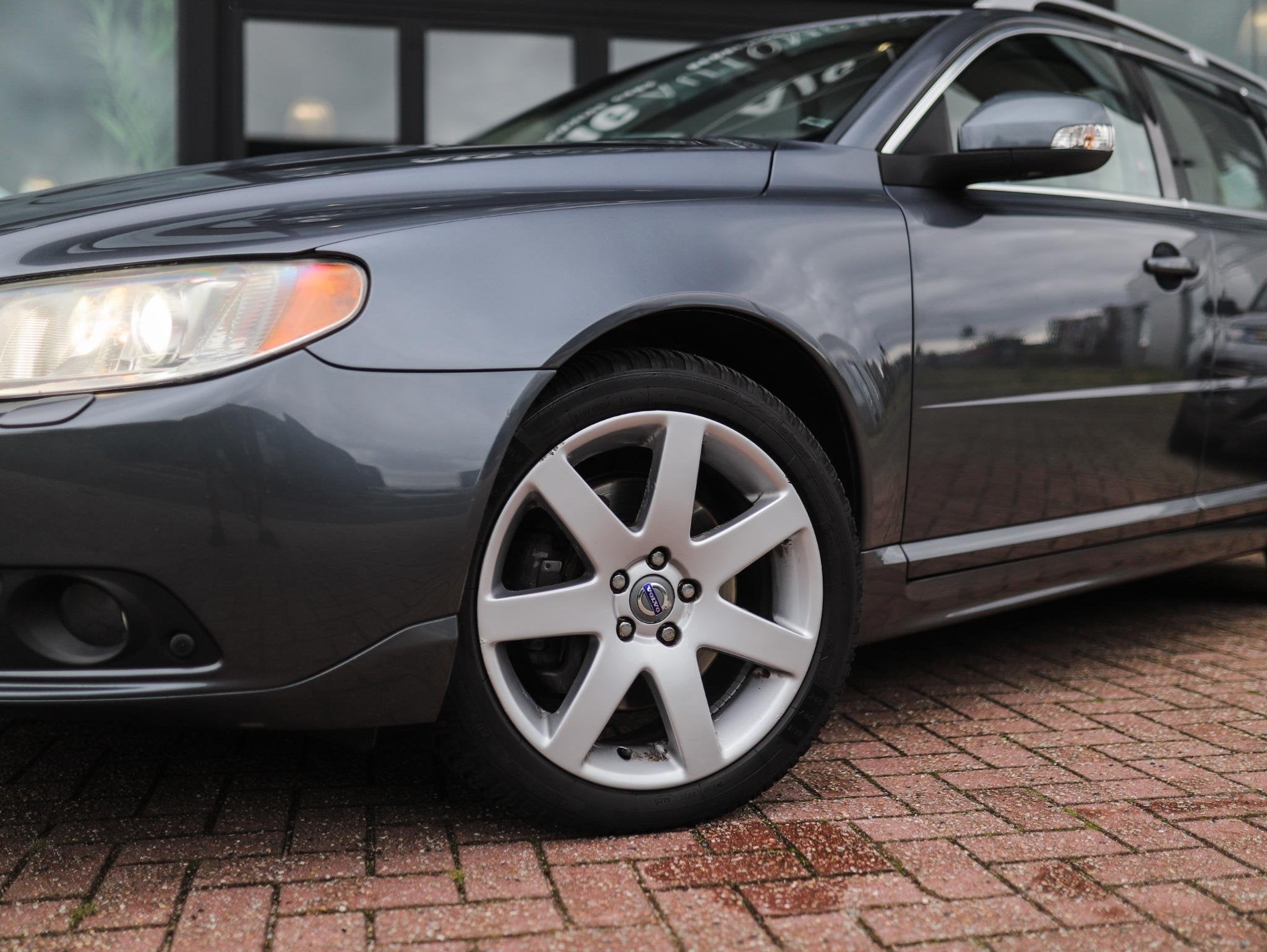 Volvo V70 3.2 Summum | Keyless | Leder | Stoelverw. | PDC |, 238 pk, 93 €/maand, Euro 4, Zilver of Grijs