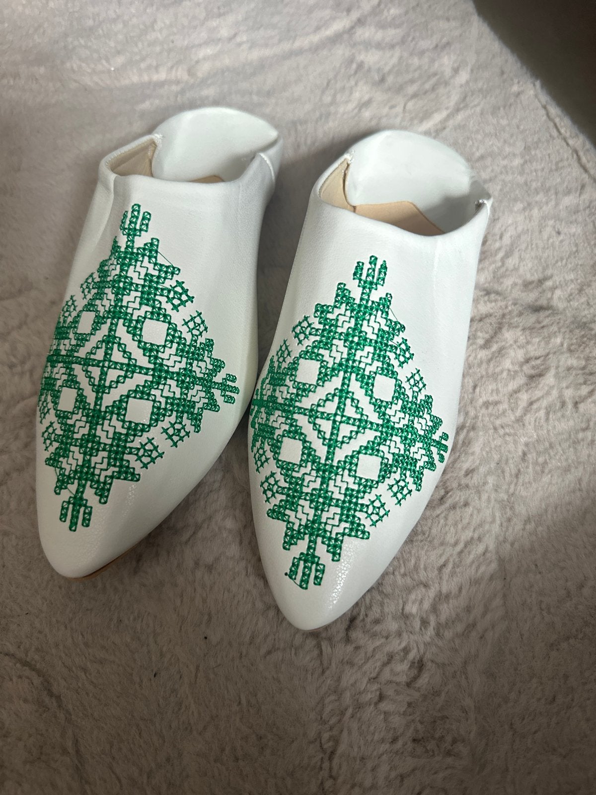 Marokkaanse slippers met groen borduursel - Maat 39, Ophalen of Verzenden, Nieuw, Wit, Slippers