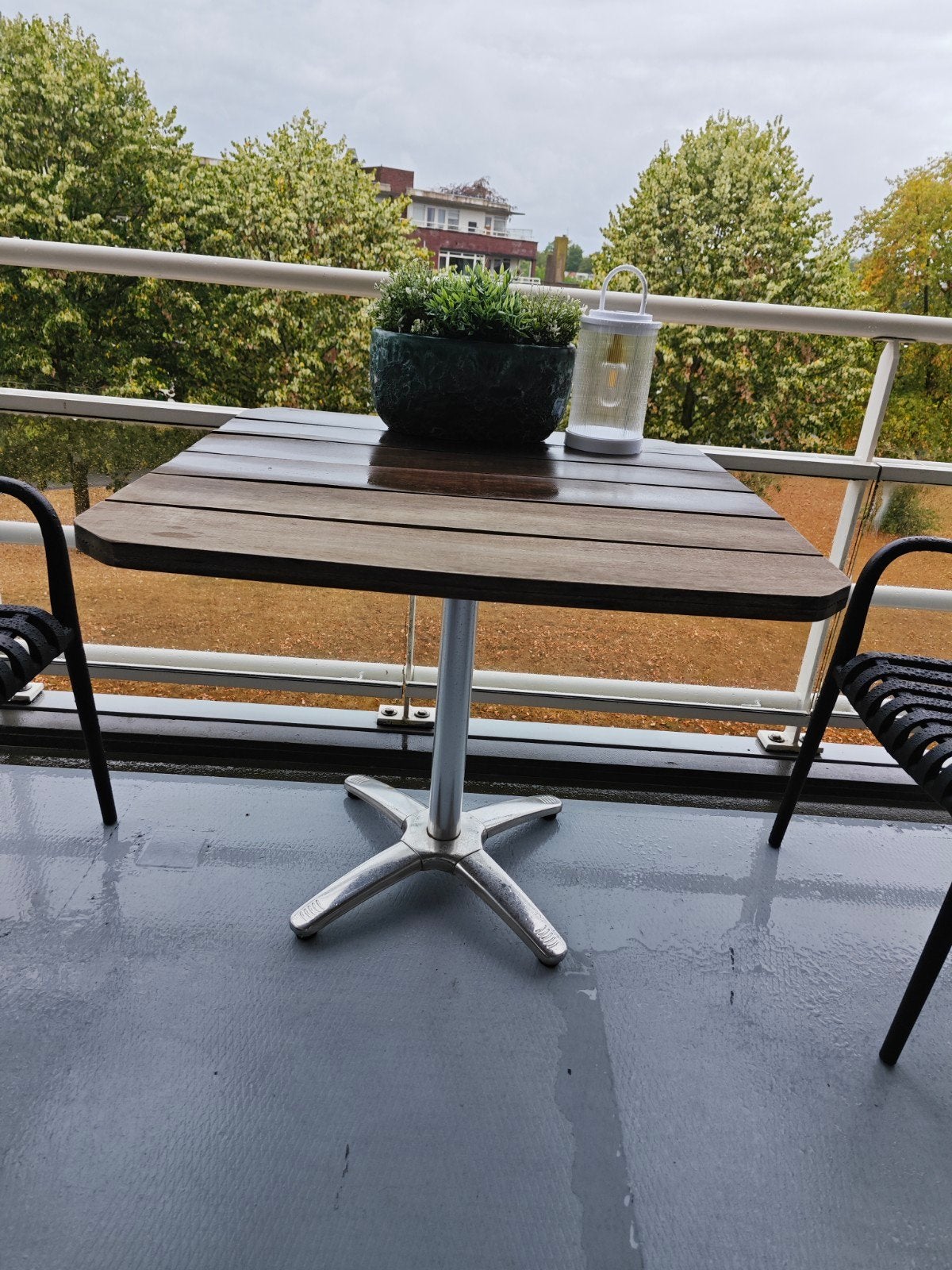Houten balkontafel met metalen onderstel, Ophalen of Verzenden, Gebruikt, Vierkant, Hout