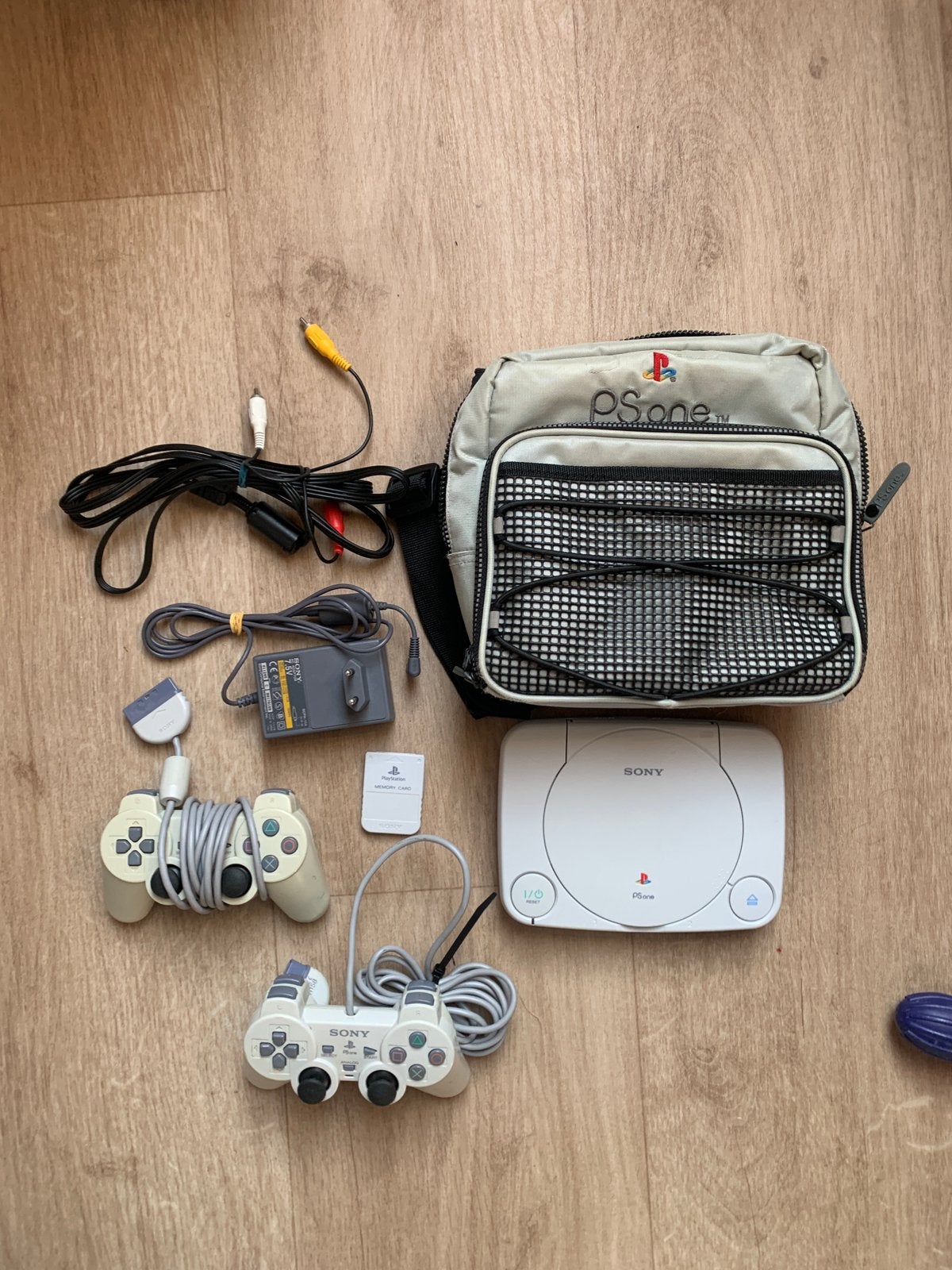 Sony PS One met tas en accesoires, Spelcomputers en Games, Spelcomputers | Sony PlayStation 1, Ophalen of Verzenden, Zo goed als nieuw