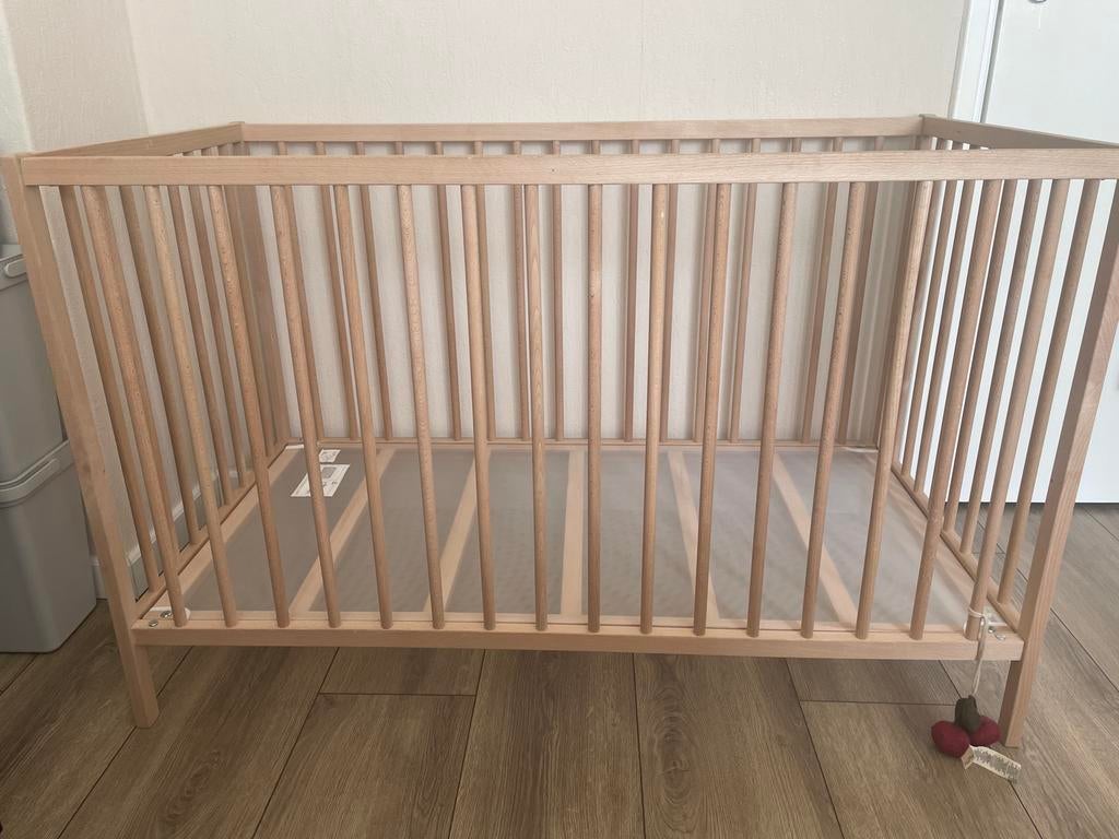 Ikea Sniglar babybedje met matras en 2 hoeslakens, Kinderen en Baby's, Boxen, Ophalen, Zo goed als nieuw