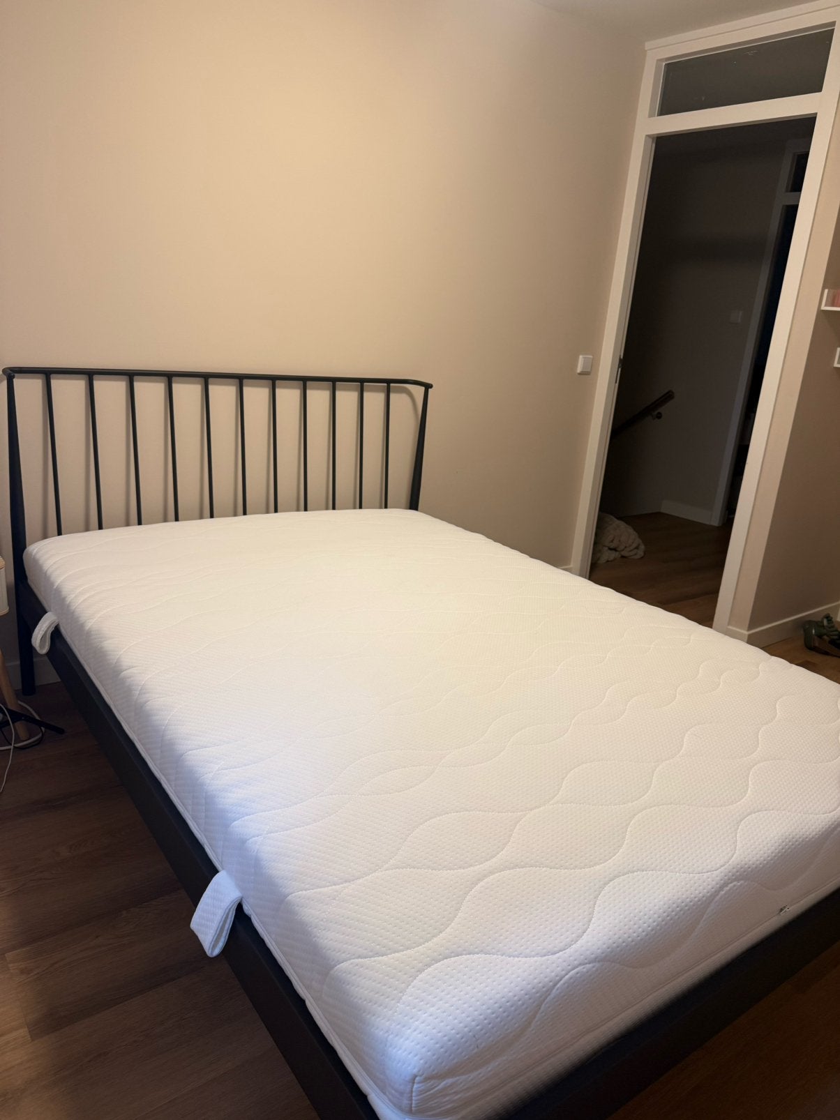 Tweepersoonsbed 140x200 cm incl. matras – Zo goed als nieuw!