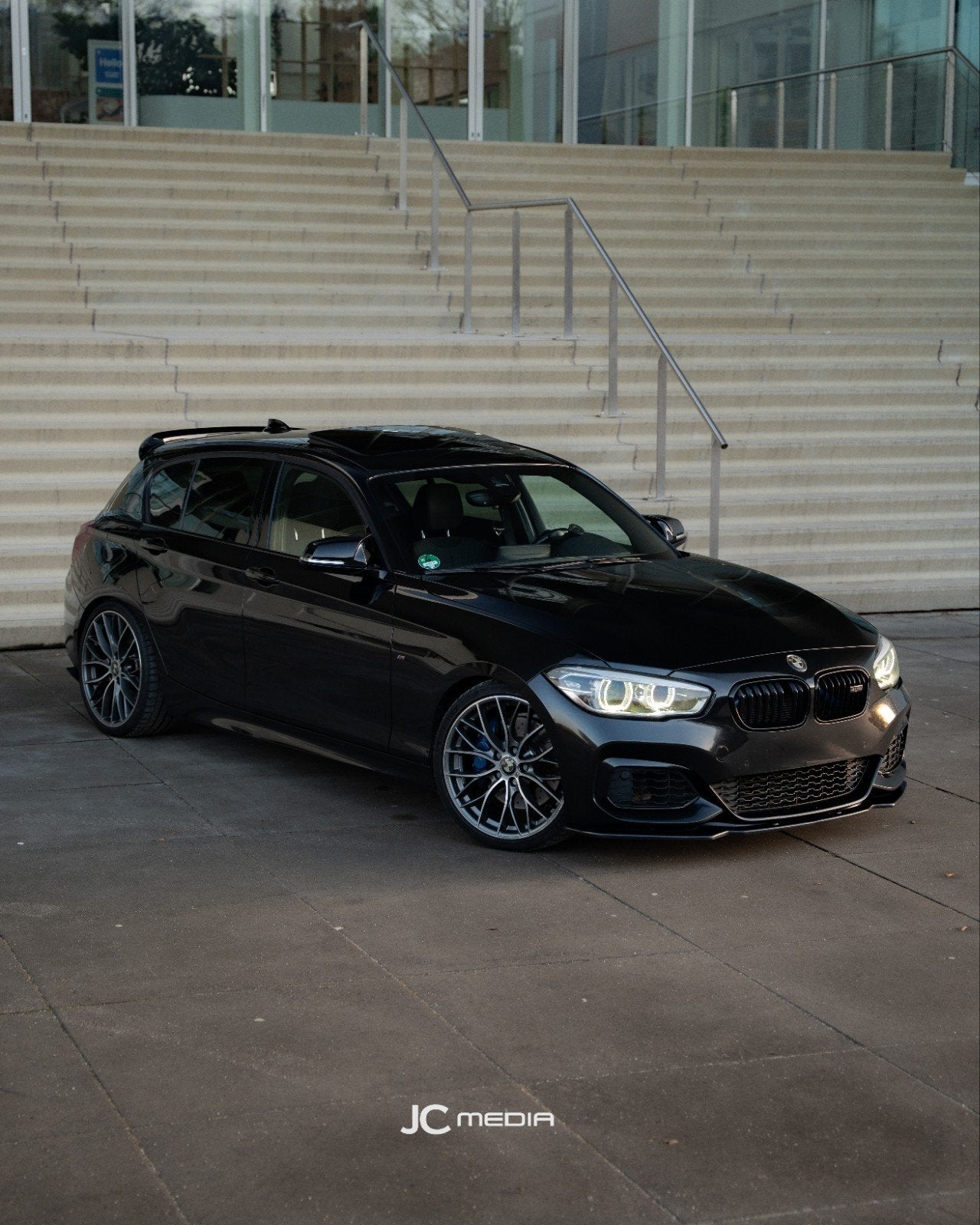 BMW 1-Serie F20 3.0 M135i EWG LCI 5DR Xdrive AUT 2015 Zwart, Auto's, Dealer onderhouden, Alcantara, Zwart, Vierwielaandrijving