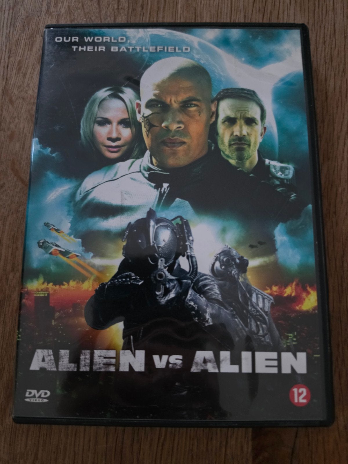 alien vs alien, Alle leeftijden, Ophalen of Verzenden, Zo goed als nieuw