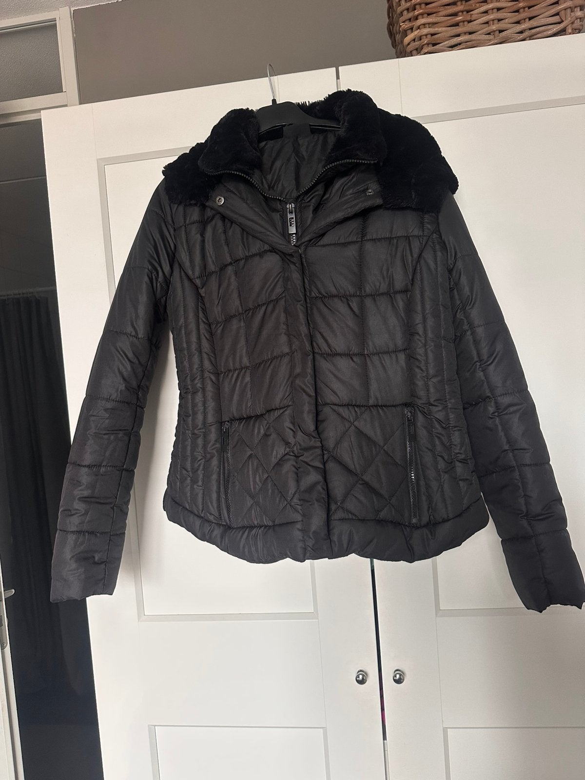 Gewatteerde winterjas met faux fur, Ophalen of Verzenden, Gedragen, Maat 38/40 (M), Zwart