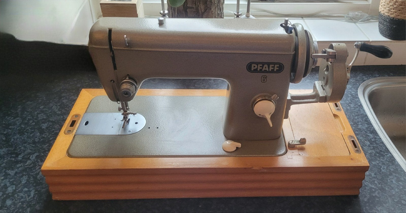 Vintage PFAFF handnaaimachine met houten kap + gebruiksaanw., Antiek en Kunst, Ophalen