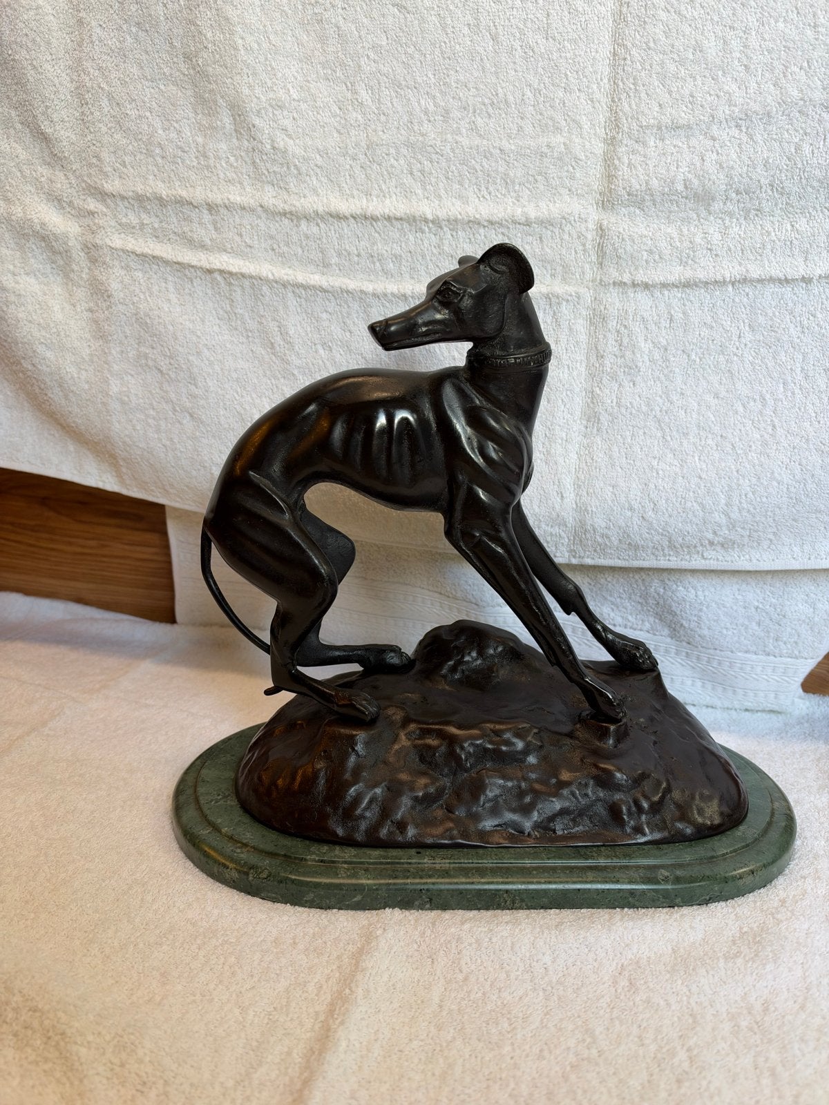 Hazenwind hond bronzen beeld op marmeren voet, Antiek en Kunst, Ophalen, 20 - 50 cm, Op sokkel, Beeld
