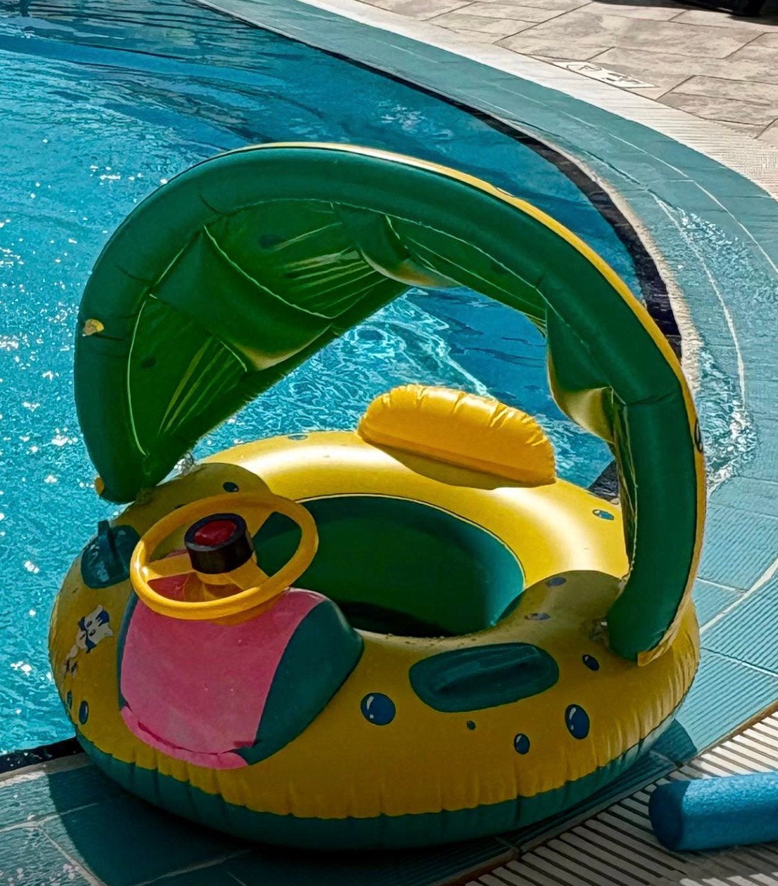 Opblaasbare baby float auto met stuur en zonnescherm, Ophalen, Zo goed als nieuw