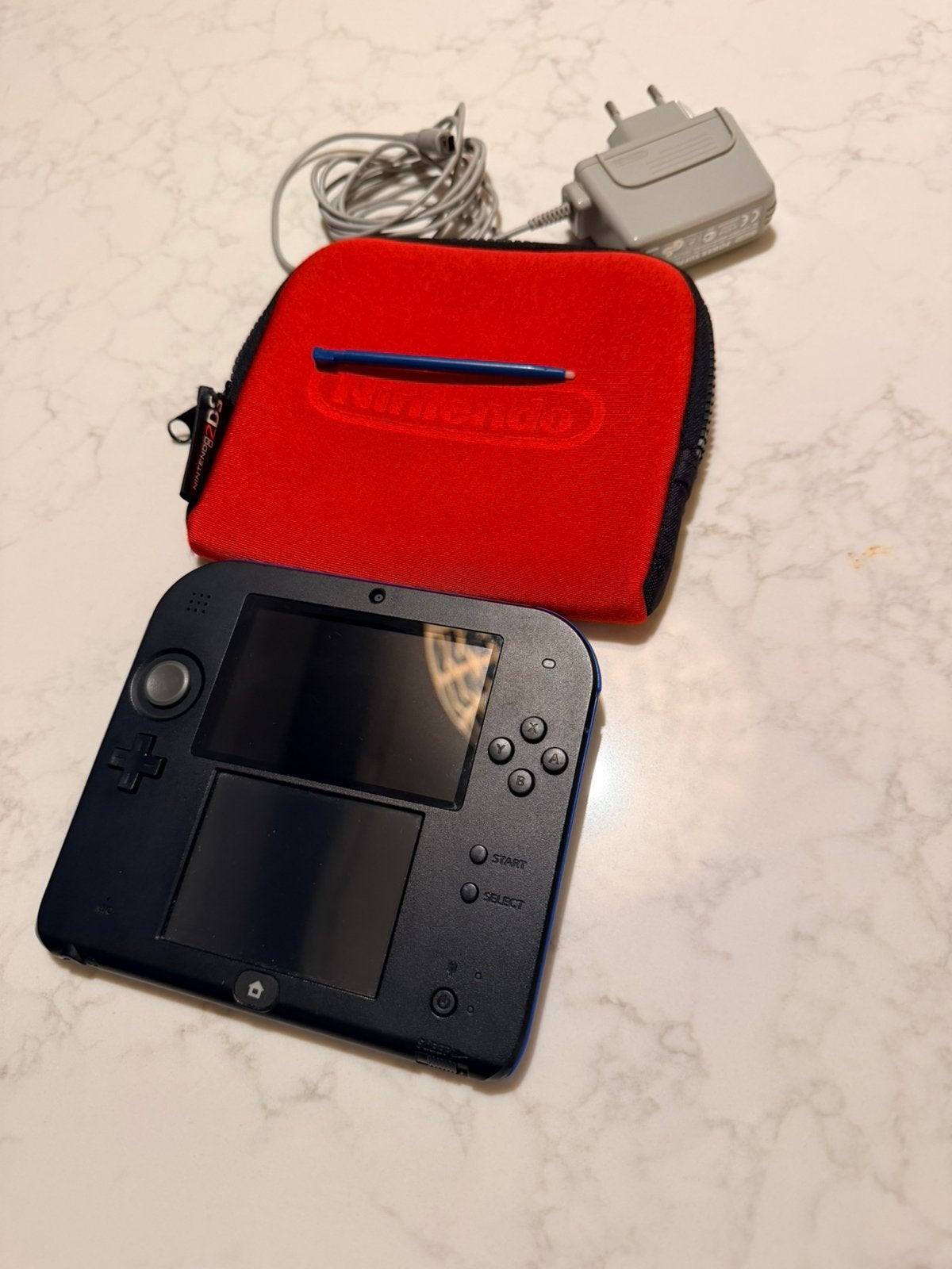 2DS + Softshell Nintendo Hoes + Lader, Spelcomputers en Games, Spelcomputers | Nintendo 2DS en 3DS, Met games, Zwart, 2DS, Ophalen of Verzenden