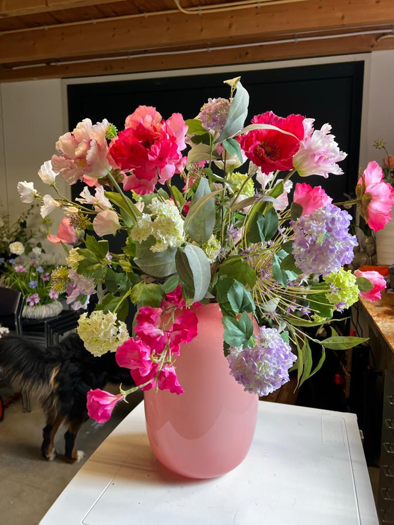 Fleurige zijden bloemen met vaas, Huis en Inrichting, Woonaccessoires | Vazen, Ophalen of Verzenden, Nieuw, Overige kleuren, Overige materialen