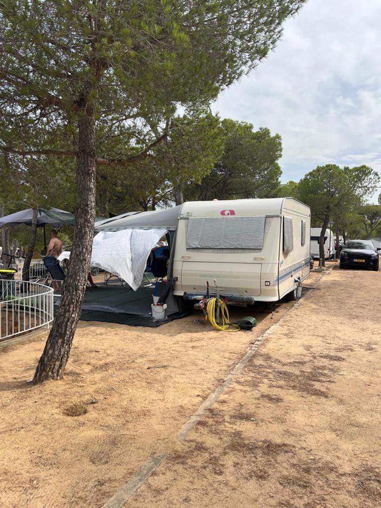 Caravan Adria Unica 462, staat in Spanje Costa Brava, Vast bed, Airco, Particulier, Adria