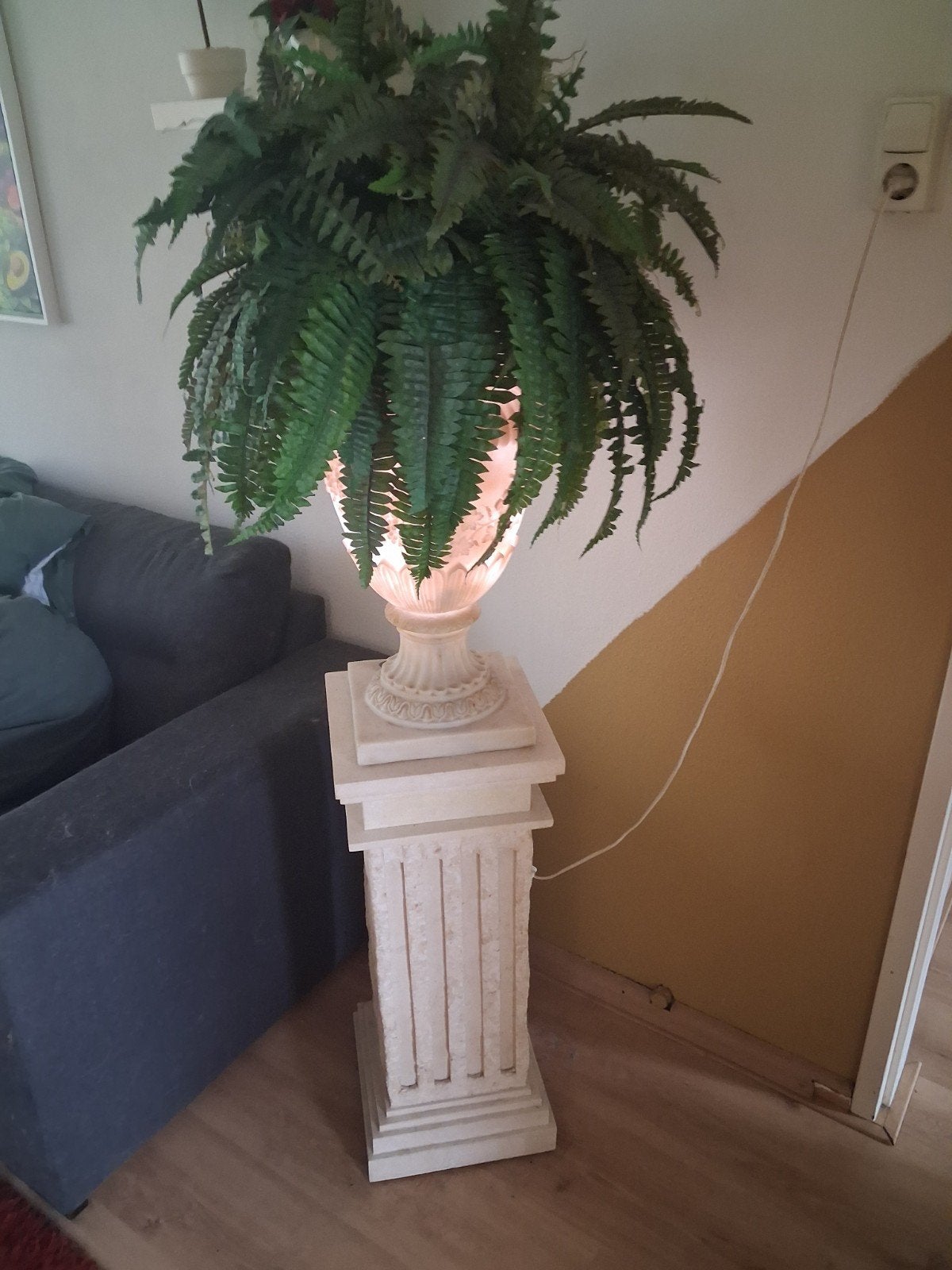 pilaar fossiel vaas met lamp kunstvaren, Ophalen