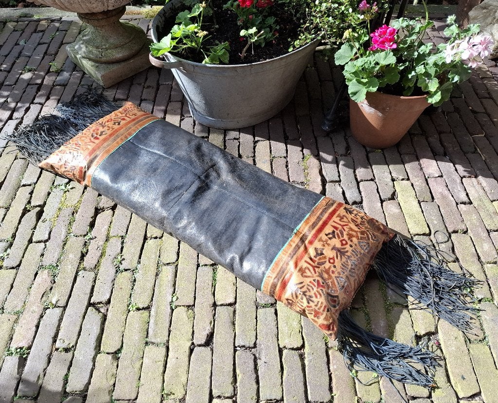 Vintage kameel-lederen Toeareg vloerkussen, 96 cm, Overige typen, Handgemaakt, Overige materialen