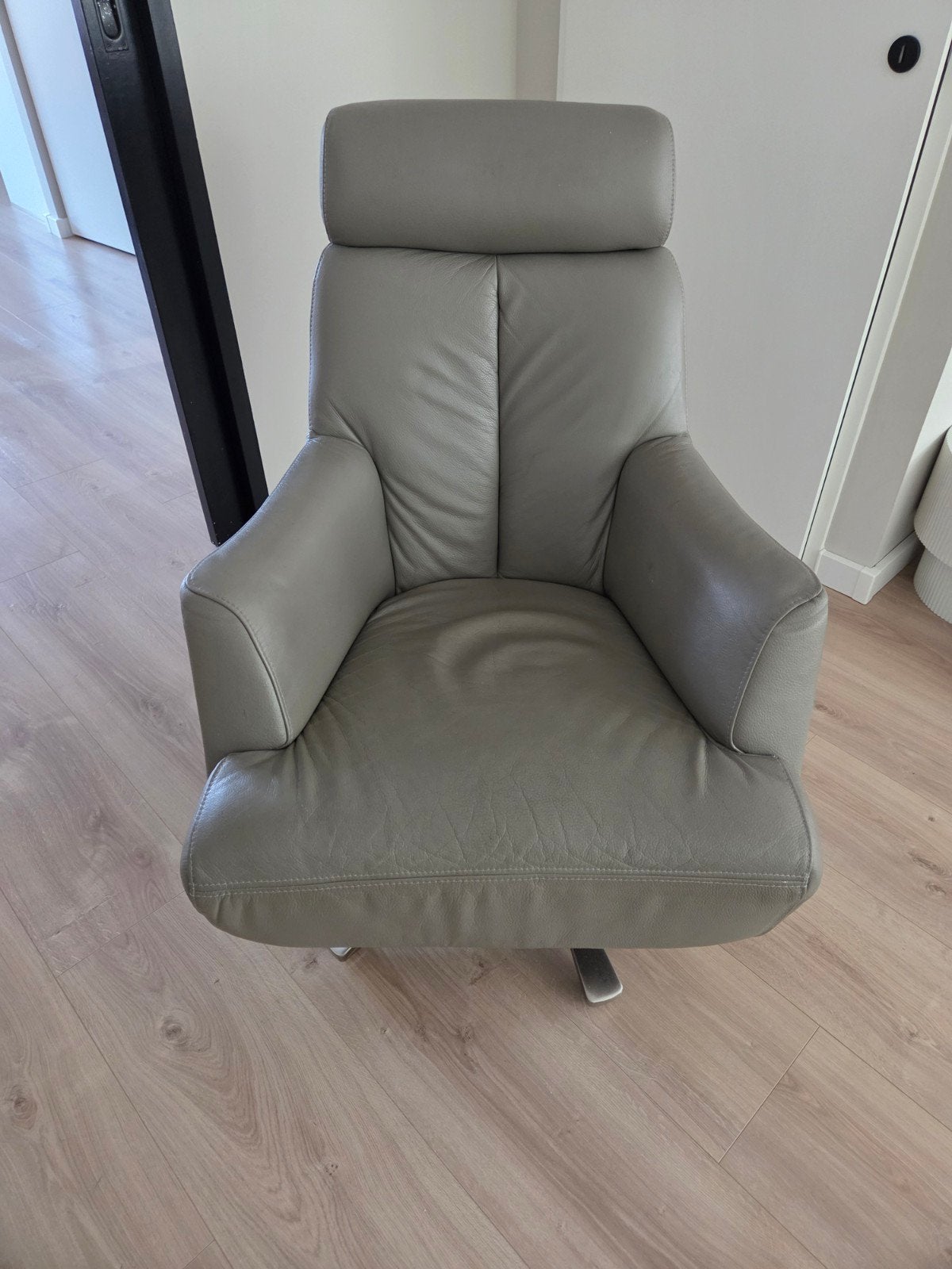 Gratis af te halen, grijze lederen stoel met aluminium poot, Ophalen, Gebruikt, 75 tot 100 cm, 50 tot 75 cm