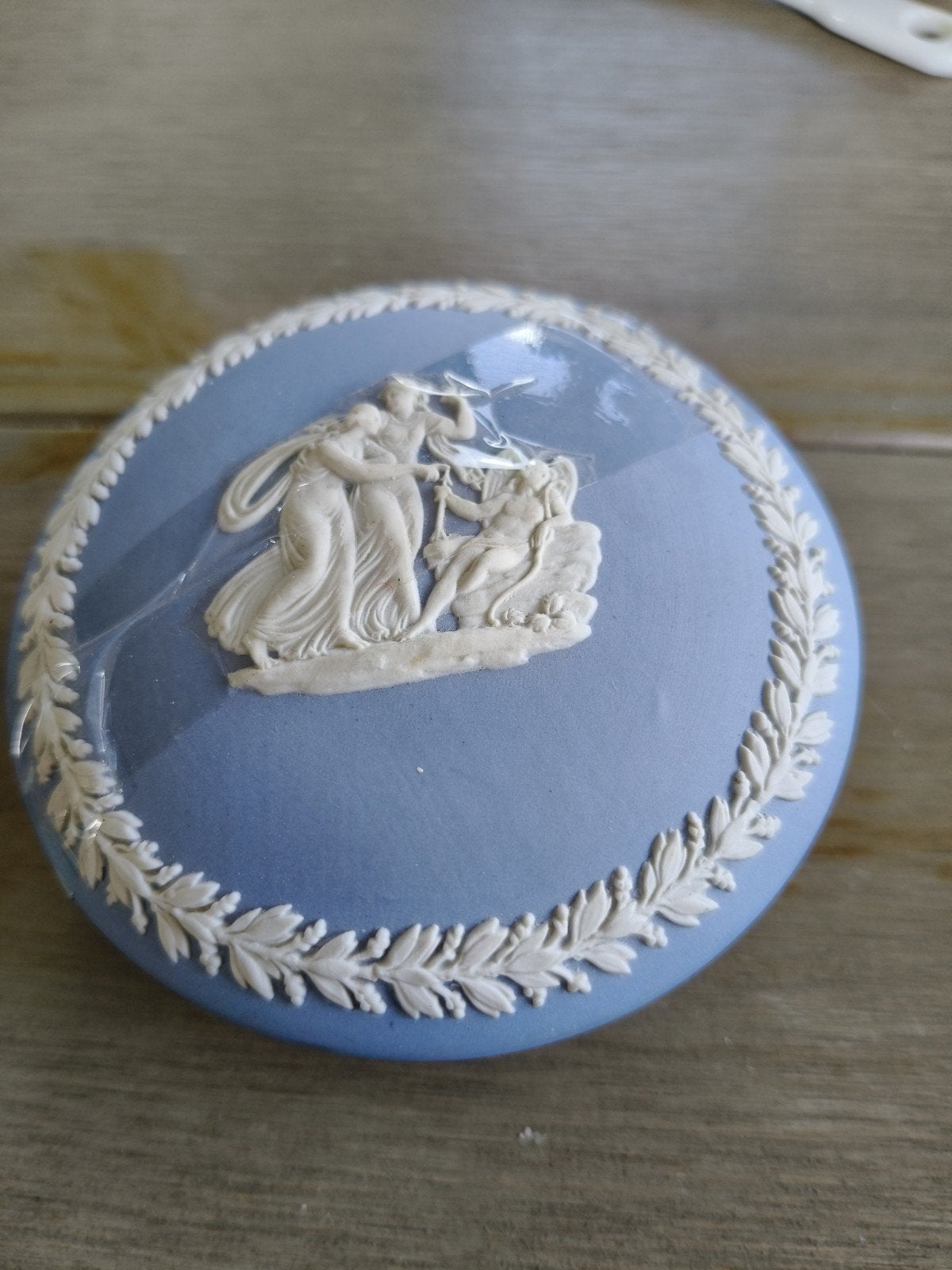 Wedgwood Jasperware Blauwe Ronde Doos met Reliëf, Antiek en Kunst, Antiek | Porselein, Ophalen of Verzenden