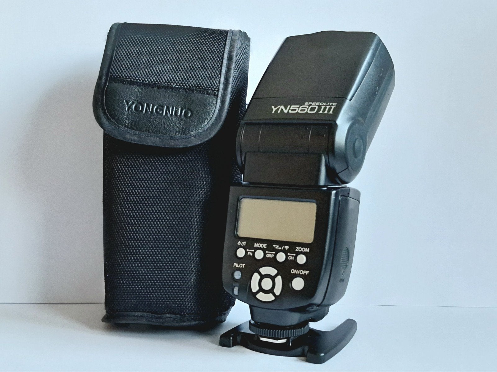 Yongnuo Speedlite YN560-III flitser
met hoesje en voet, Ophalen of Verzenden, Zo goed als nieuw, Overige merken, Kantelbaar