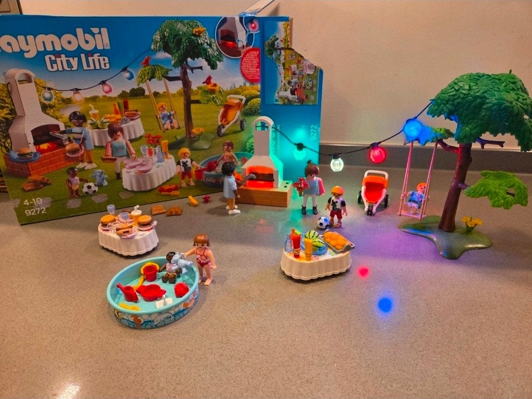 Playmobil Citylife Familiefeest met barbecue  9272 met doos, Ophalen of Verzenden, Zo goed als nieuw, Complete set, Gebouw