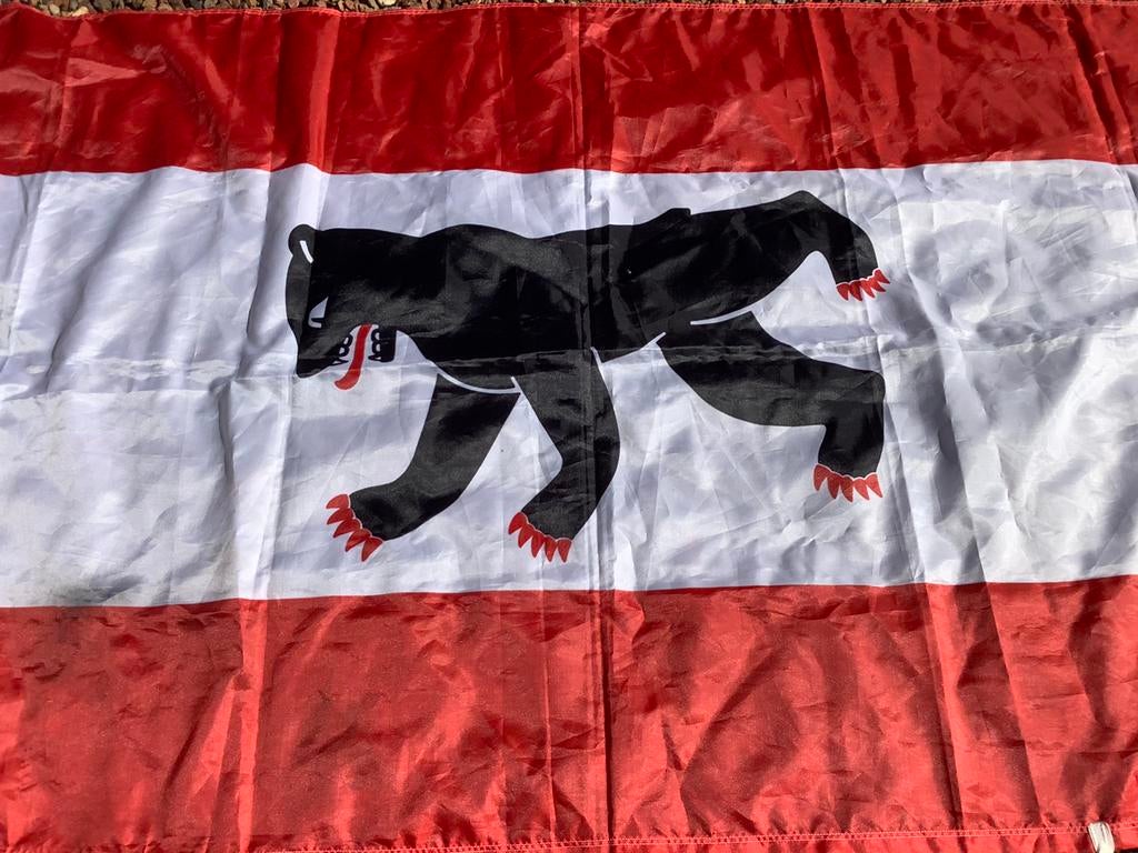 Vlag zg baniervlag, rood/wit opdruk beer. L=2,95 b=1,16 mtr, Gebruikt