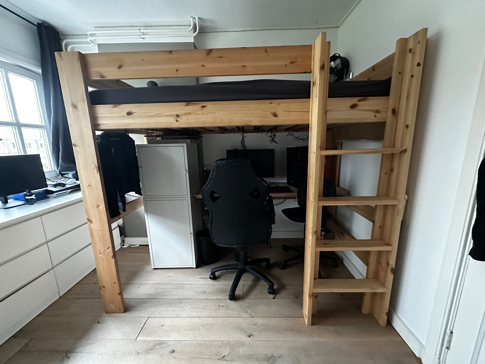 Hoogslaper, solide, hout, 200x90x180 (lxbxh), Ophalen, Eenpersoons, Zo goed als nieuw, 90 cm