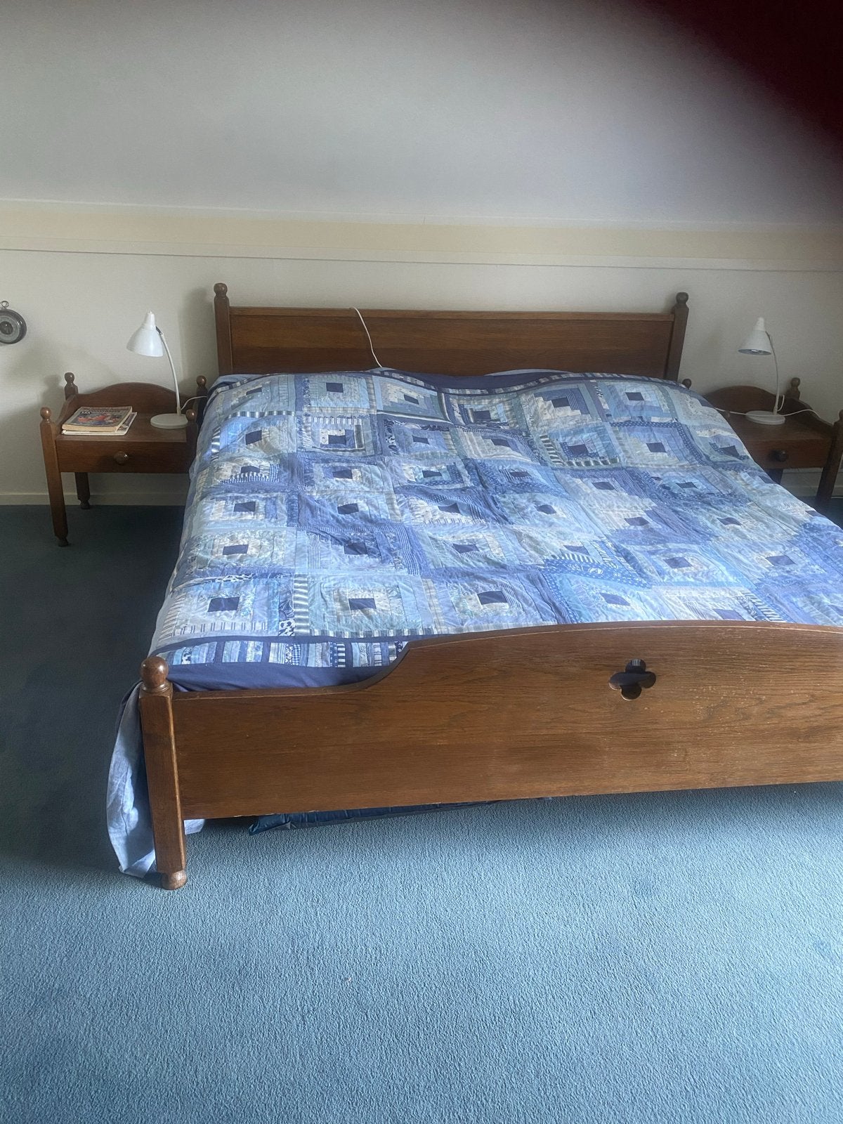 Gratis: Eikenhouten bed (200x200) met nachtkastjes en kast, Ophalen, Gebruikt, Tweepersoons, Overige maten