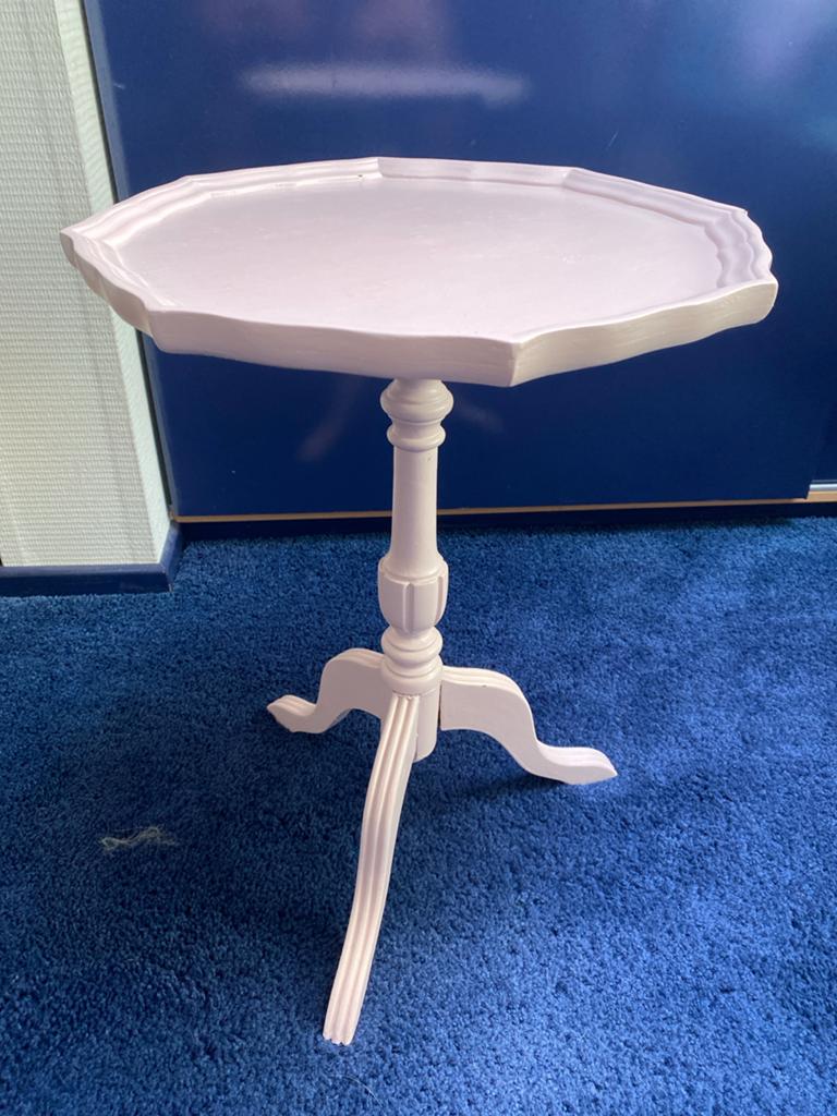 Vintage bijzettafel, roze, sierlijk design, Huis en Inrichting, 45 tot 60 cm, Minder dan 55 cm, Gebruikt, Ophalen of Verzenden