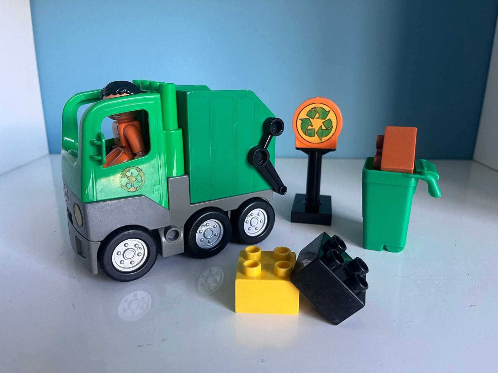Lego Duplo Vuilniswagen met figuur en accessoires, Ophalen of Verzenden, Gebruikt, Overige merken