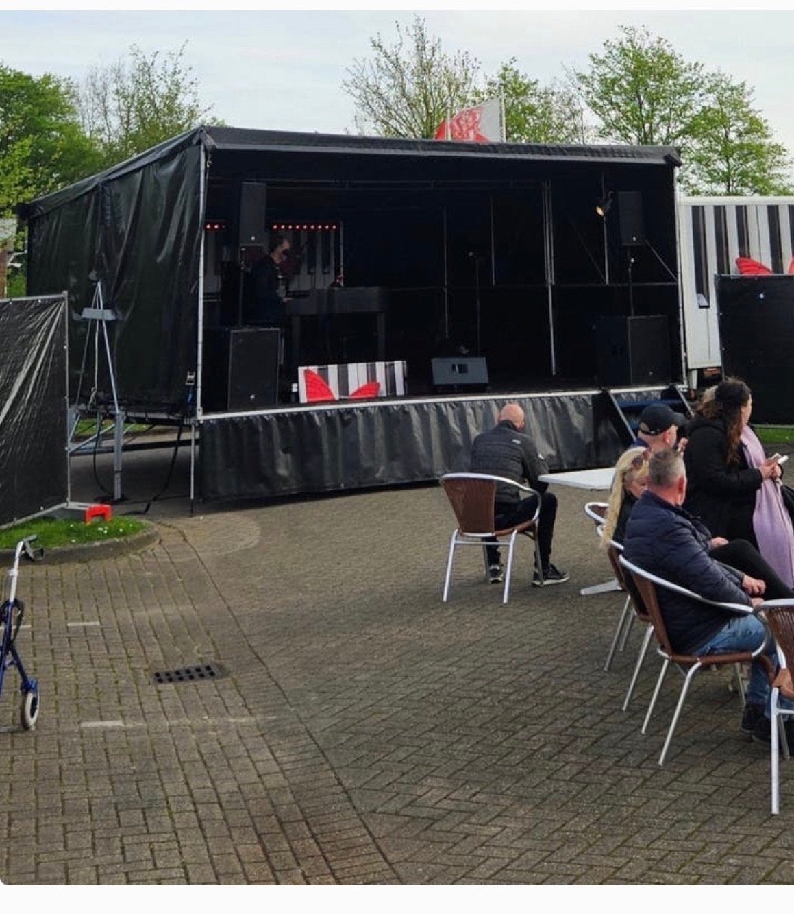 Podium te huur, Ophalen