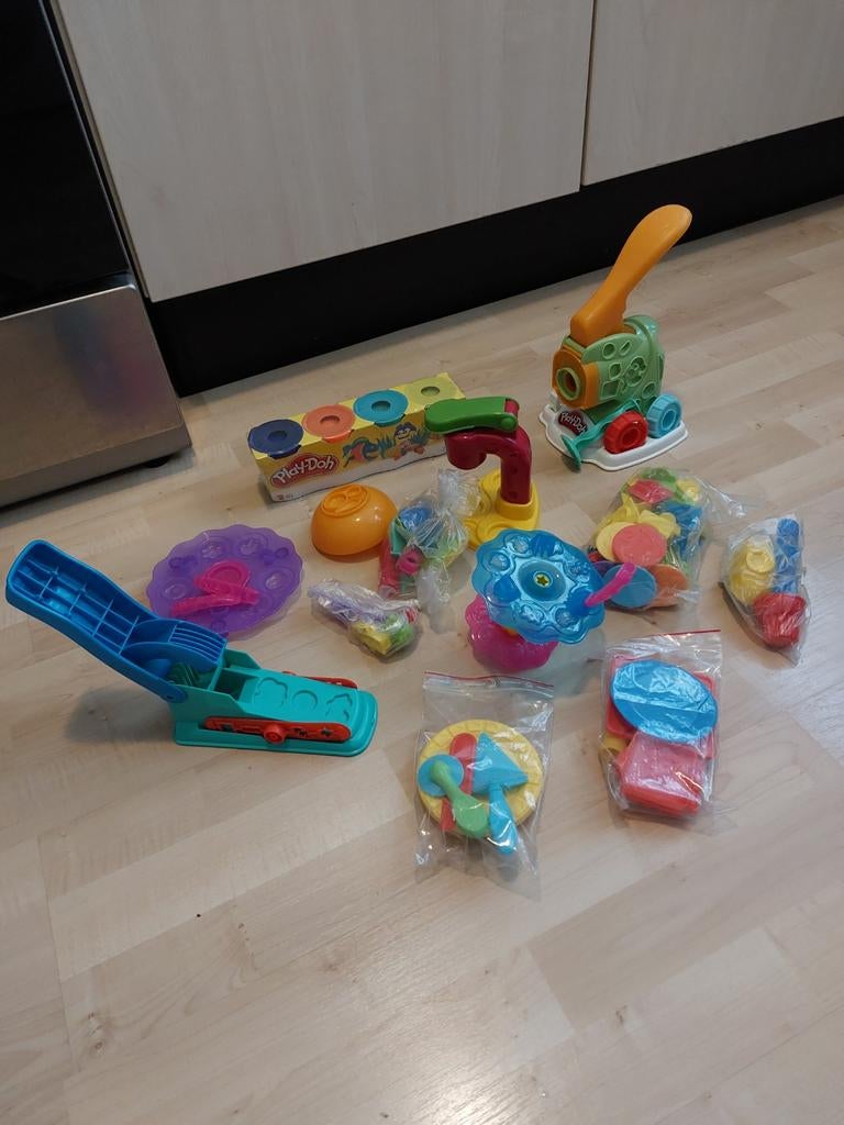 Grote Play-Doh set met diverse vormen en gereedschap, Ophalen of Verzenden, Gebruikt, Bouwen