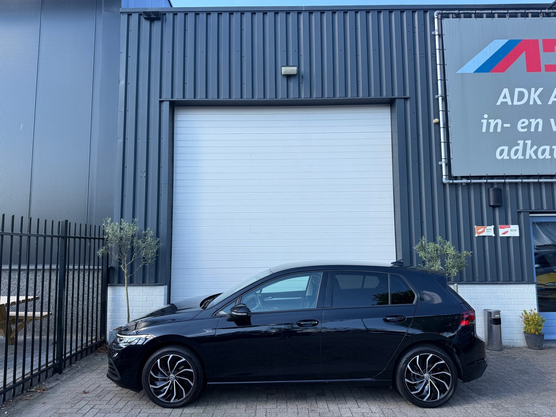 Foto 3 van Volkswagen Golf 1.5 eTSI R-Line AUTOMAAT/AMBIANCE/ACC/ASSIST