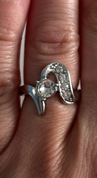 Zilverkleurige ring met steentjes - Maat 6,5, Met kristal, Nieuw, Ophalen of Verzenden, Dame