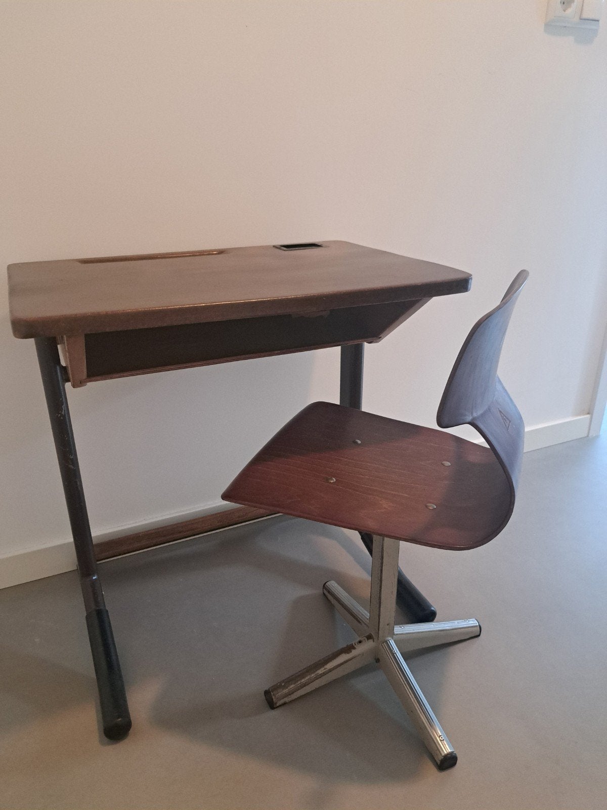 Oud schoolbankje met stoel, Ophalen