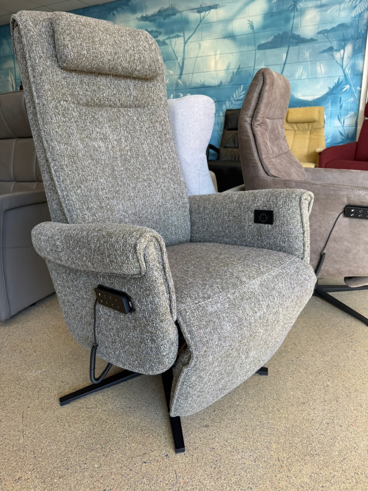 Paar mnd oude Velderhof Angelo sta op stoel relax fauteuil