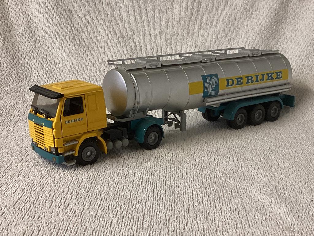 SCANIA 142 vrachtwagen met tanktrailer van De Rijke, Hobby en Vrije tijd, Modelauto's | 1:50, Ophalen of Verzenden, Zo goed als nieuw