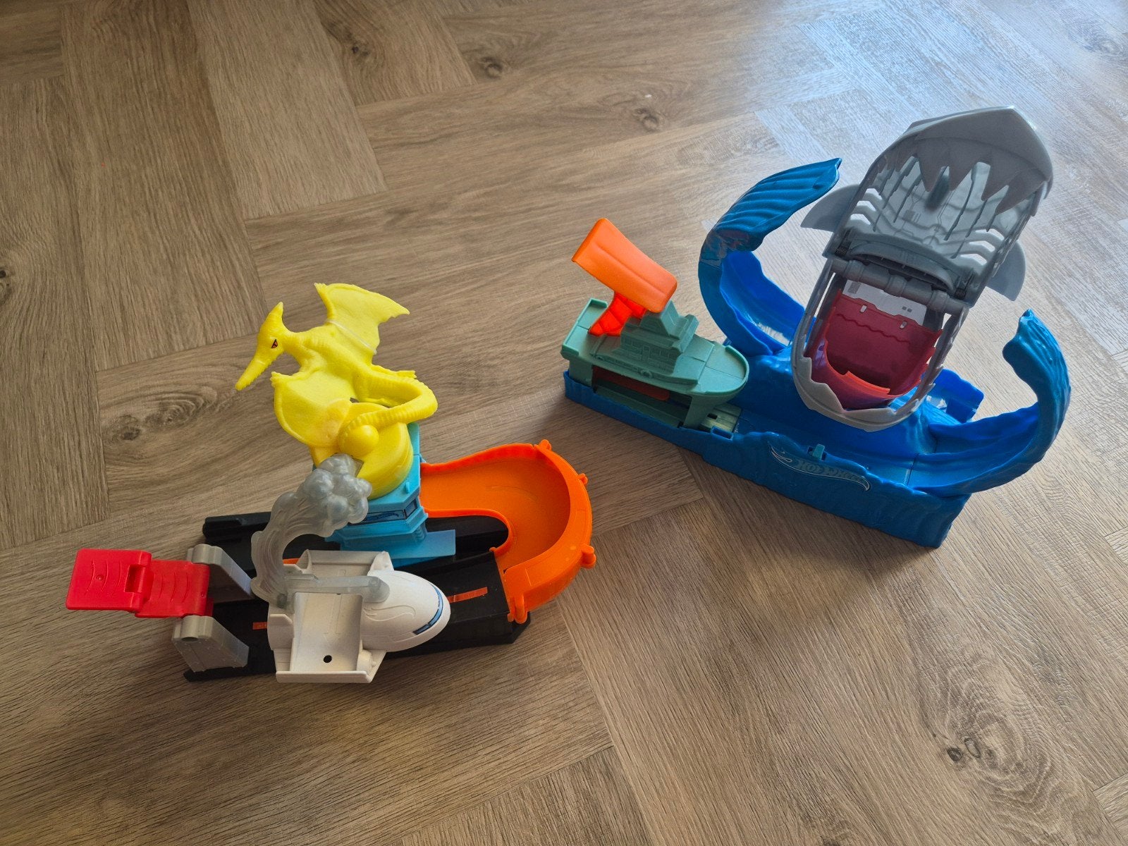 Hot Wheels Haai Aanval en Dino Aanval speelsets, Ophalen, Gebruikt