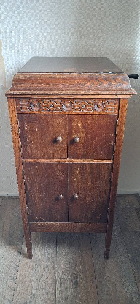 Antieke platenspeler, Ophalen