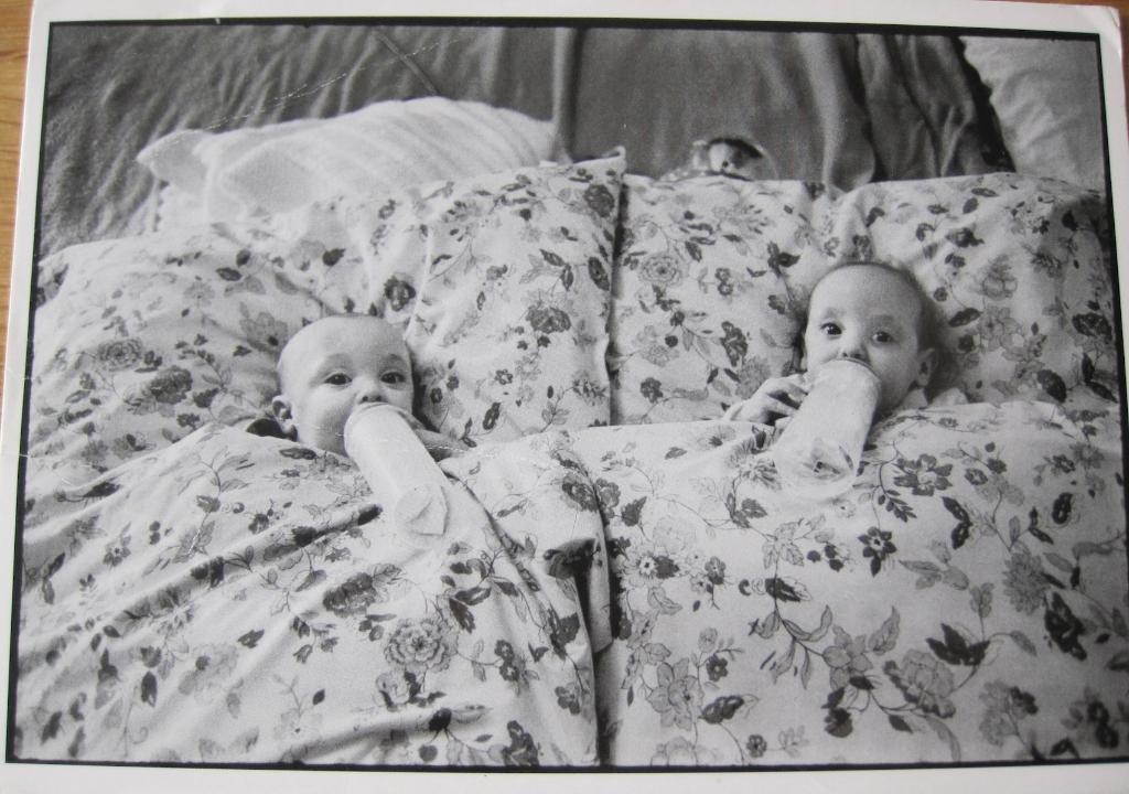 baby tweeling aan de zuigfles - 1982, Verzenden, 1980 tot heden, Ongelopen, Kinderen