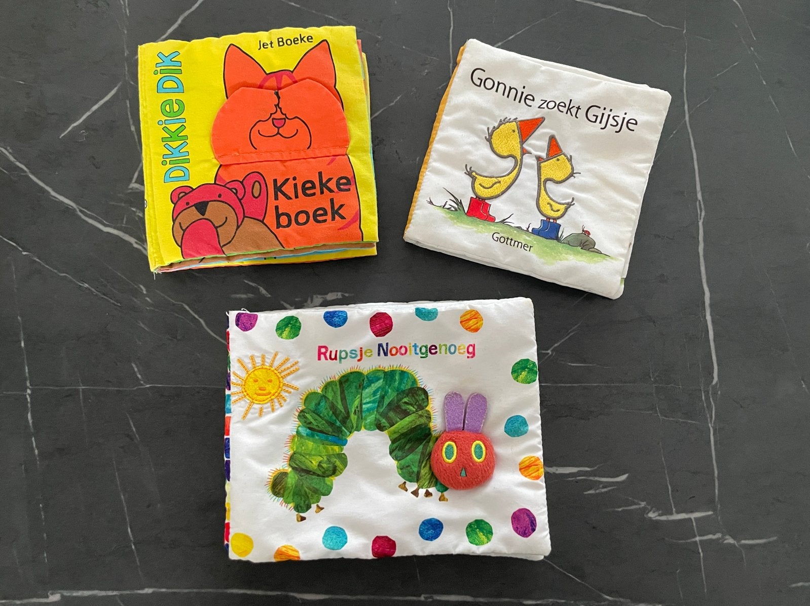 3 stoffen babyboekjes: Rupsje Nooitgenoeg, Dikkie Dik, Gonni, Ophalen of Verzenden, Gelezen, Uitklap-, Voel- of Ontdekboek, 0 tot 6 maanden
