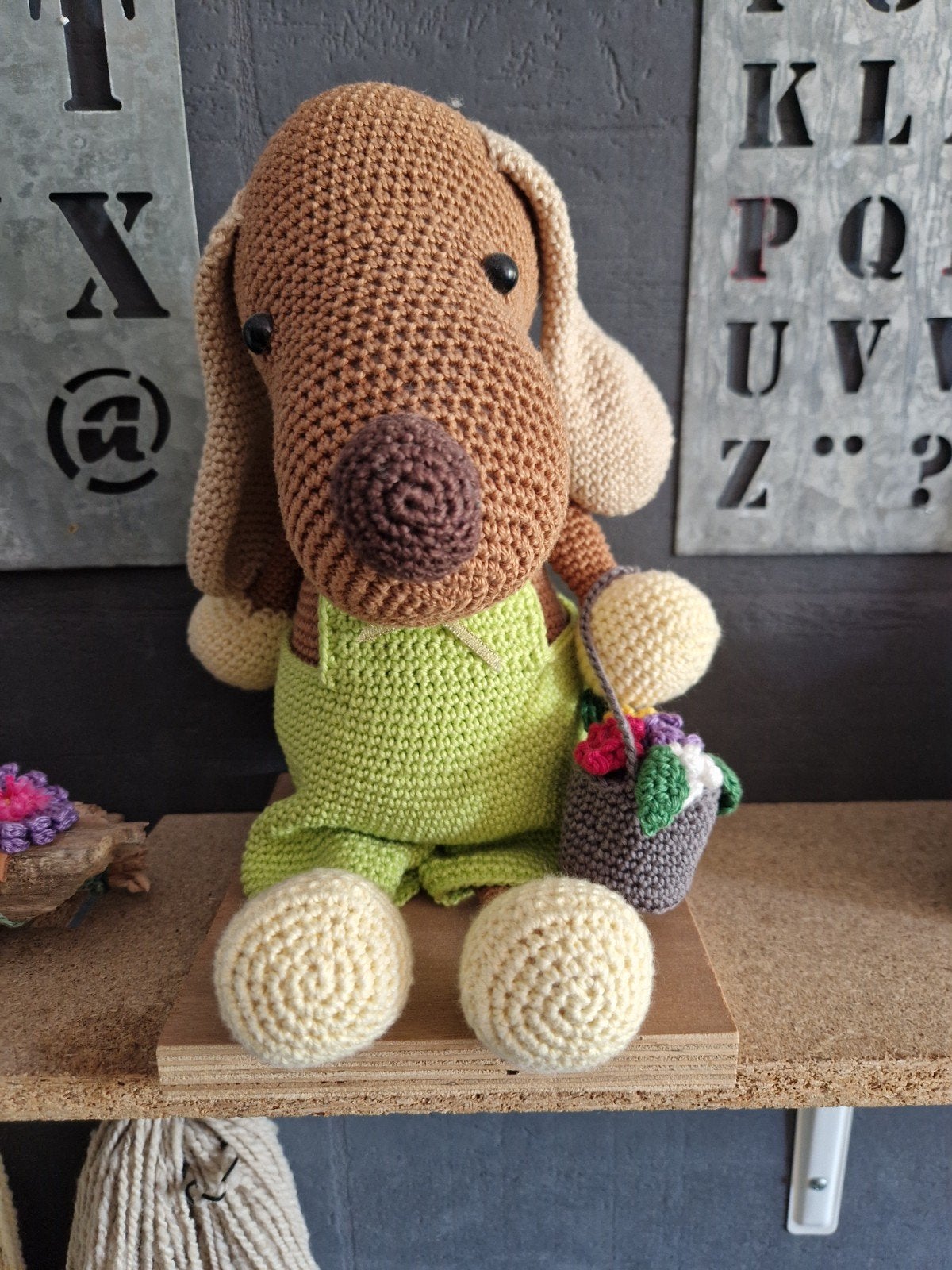 gehaakte hond met mandje met gehaakte bloemen., Kinderen en Baby's, Ophalen of Verzenden, Nieuw, Hond