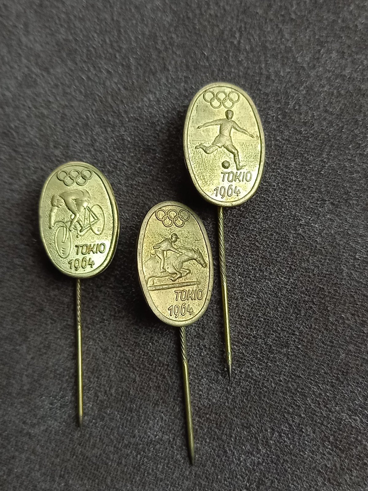 Speldjes Tokio 1964
Voetballer - Wielrenner - Paardrijden, Verzamelen, Speldjes, Pins en Buttons, Ophalen of Verzenden, Gebruikt