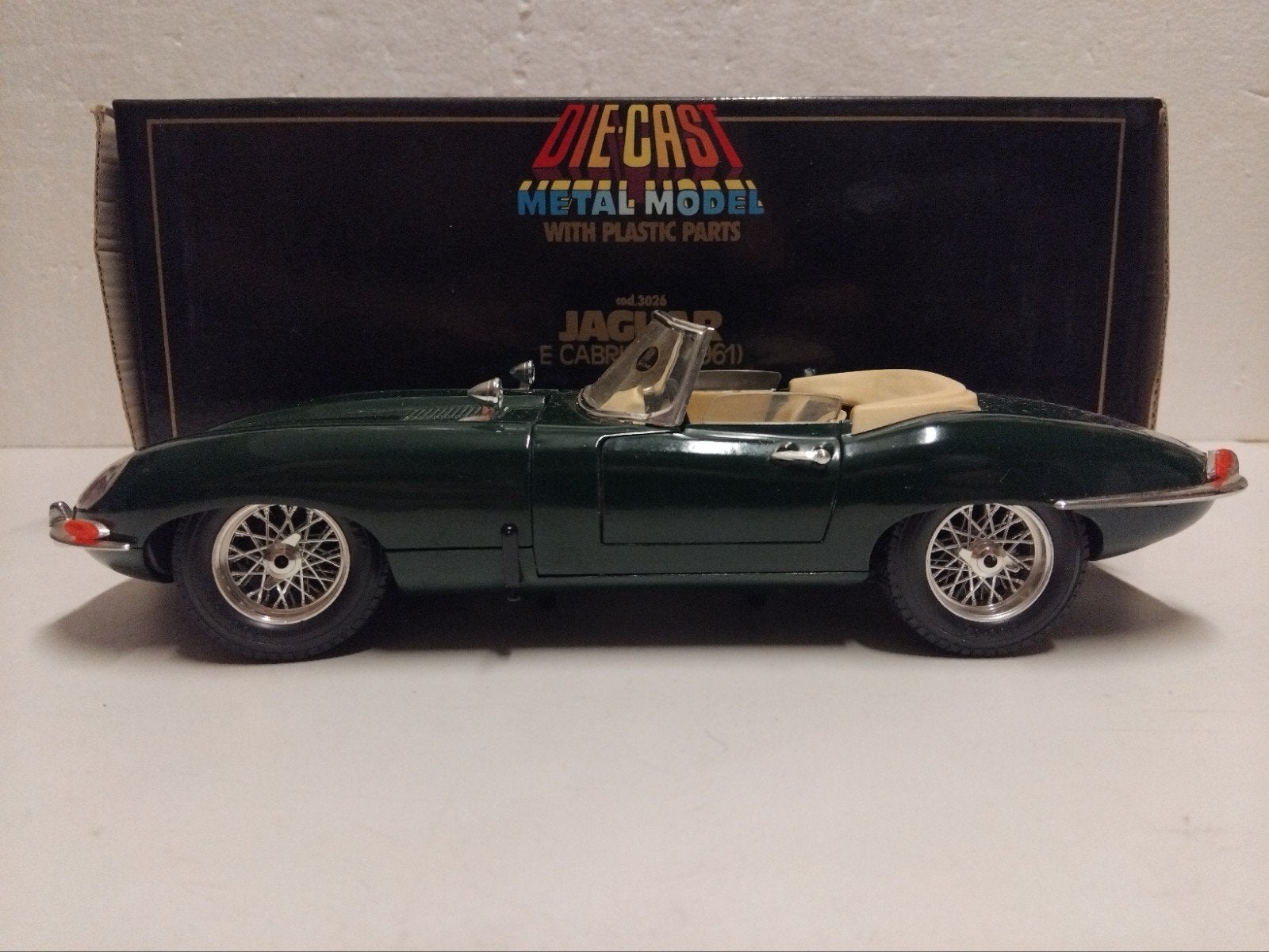 Jaguar E type cabriolet donkergroen Bburago metal 1:18 KRD, Ophalen of Verzenden, Zo goed als nieuw, Auto, Bburago