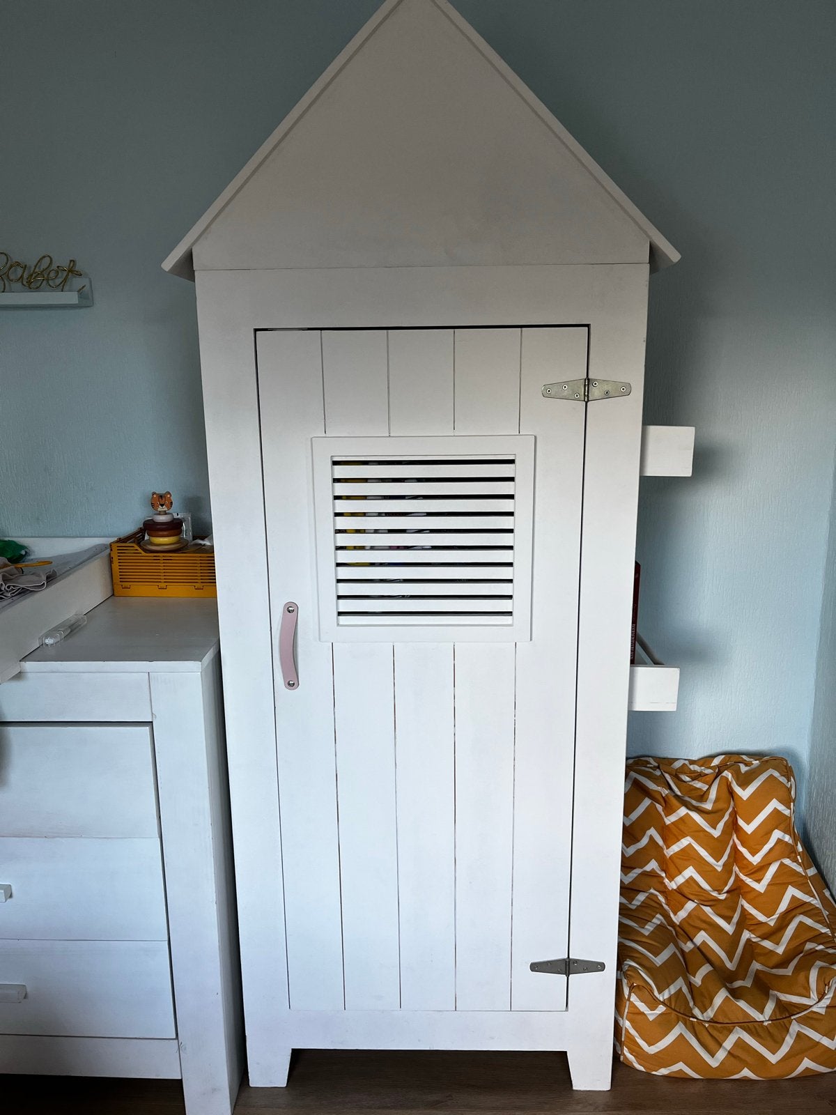 Leuke witte kinderkledingkast in huisjesstijl, Ophalen, Gebruikt, 50 tot 100 cm, 150 tot 200 cm