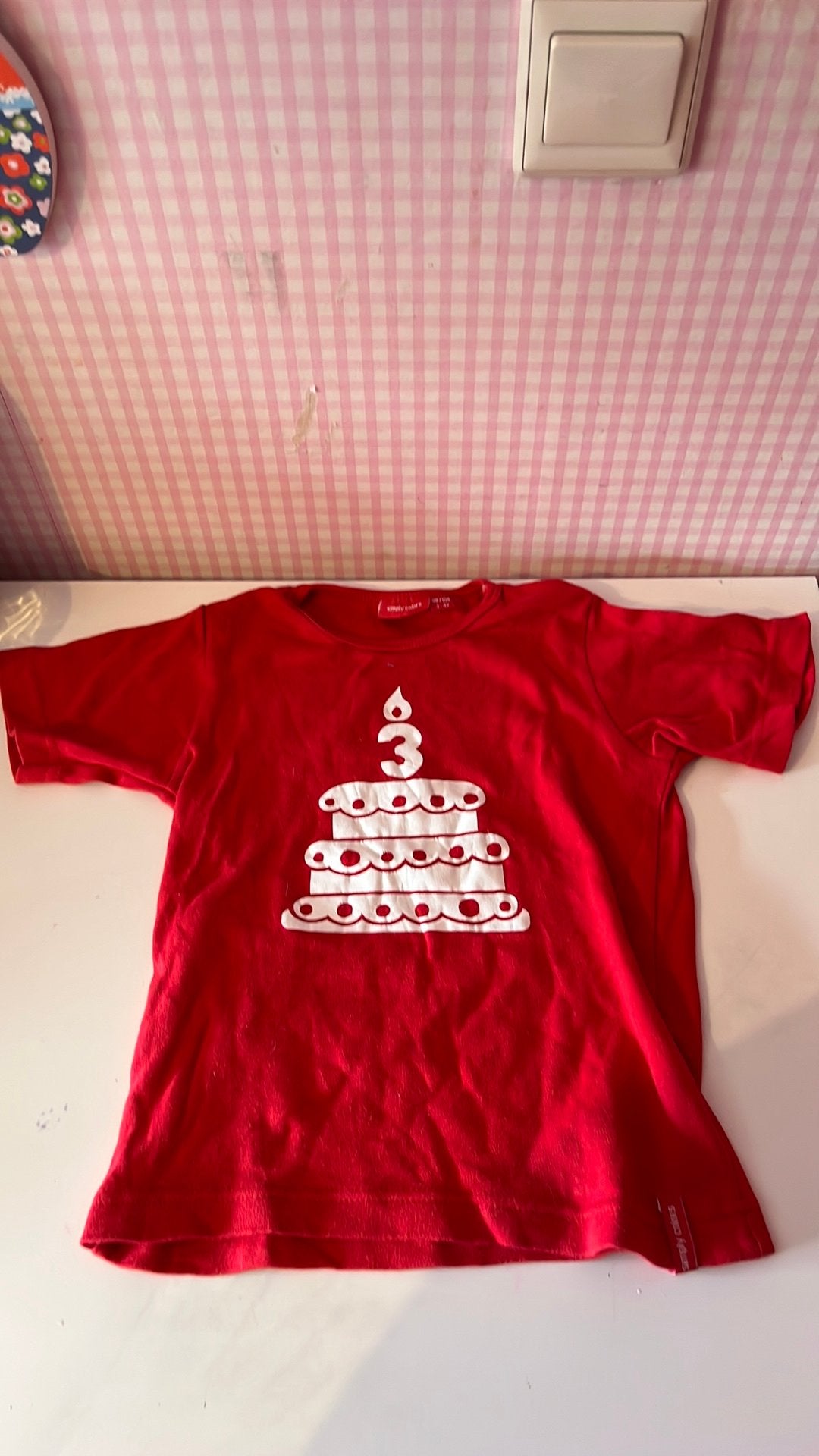 T-shirt korte mouw, rood jarig 3 jaar taart, Ophalen of Verzenden, Zo goed als nieuw, Jongen of Meisje, Shirt of Longsleeve