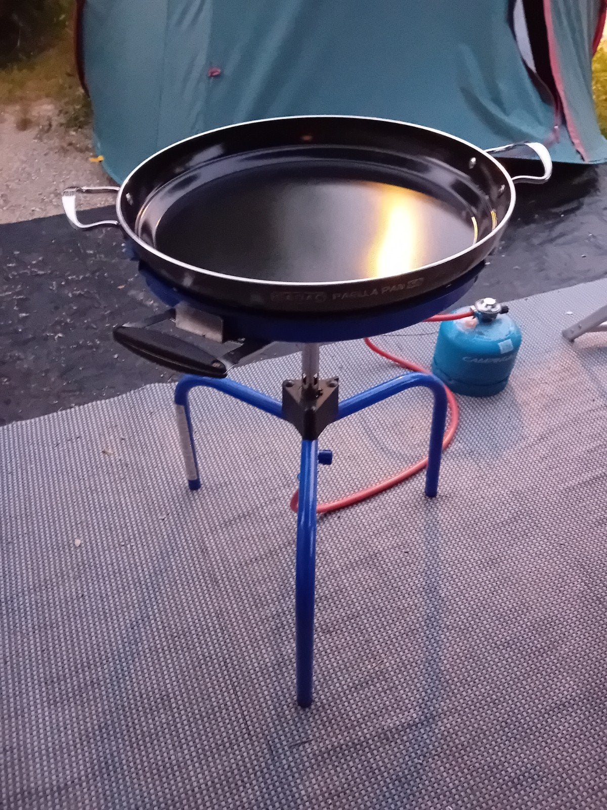 skottelbraai met paellapan en bijna volle gasfles, Ophalen, Zo goed als nieuw