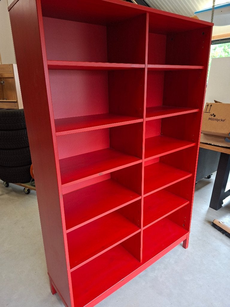Rode boekenkast massief hout, Huis en Inrichting, Kasten | Boekenkasten, Ophalen, Gebruikt, 100 tot 150 cm, 25 tot 50 cm