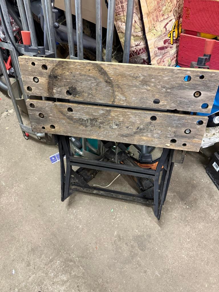Robuuste inklapbare werkbank met bankschroef, Doe-het-zelf en Verbouw, Werkbanken, Gebruikt, 70 tot 120 cm, Bankschroef, Ophalen