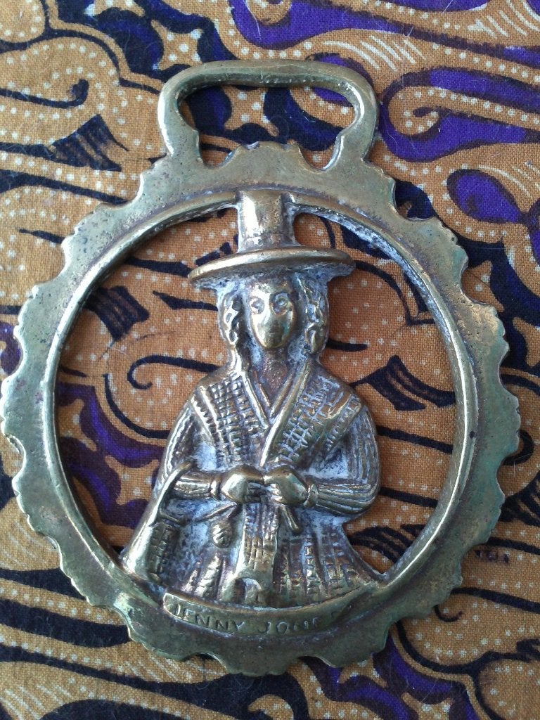 Antiek kleppermannetje uit Engeland met Jenny Jones 9,3 cm., Ophalen of Verzenden, Koper