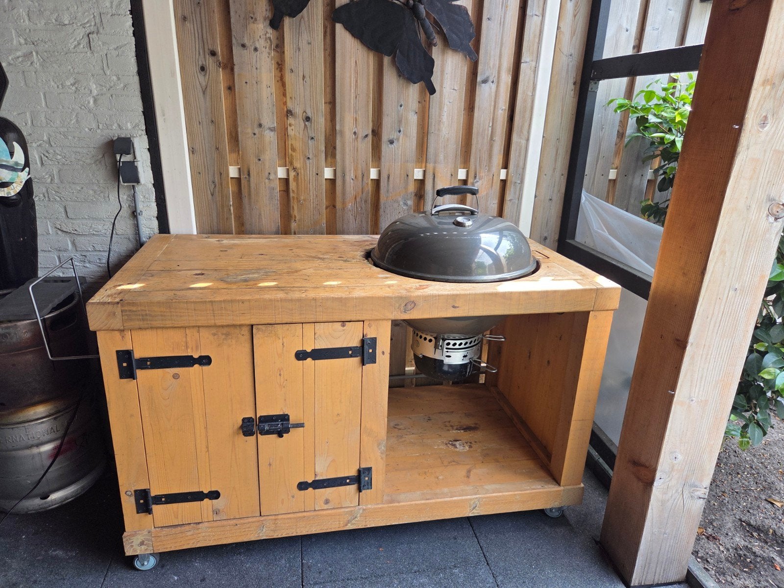 Te Koop: Luxe Barbequemeubel met weber master touch 57 cm, Ophalen, Zo goed als nieuw